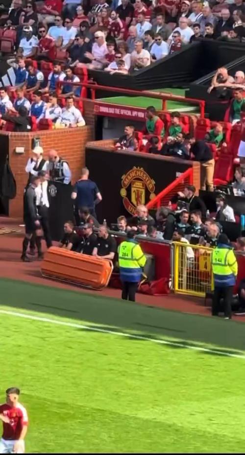 对阵伯恩茅斯比赛中，有球迷拍到阿莫林向教练组抱怨约罗表现