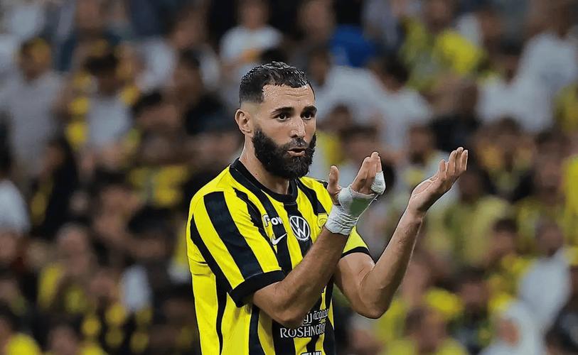 记者：本泽马想离开沙特重回欧洲，他踢世界杯前景越来越大