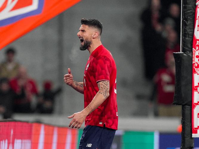 欧联罚进点球后吉鲁捶胸庆祝，回击自己此前在法甲被球迷嘘