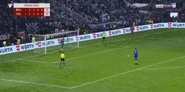 点球大战第一轮，塔希罗维奇罚进，皮奥打飞！插图